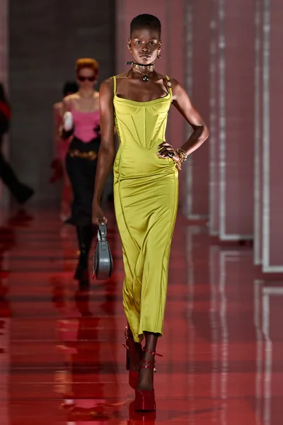 Look 10